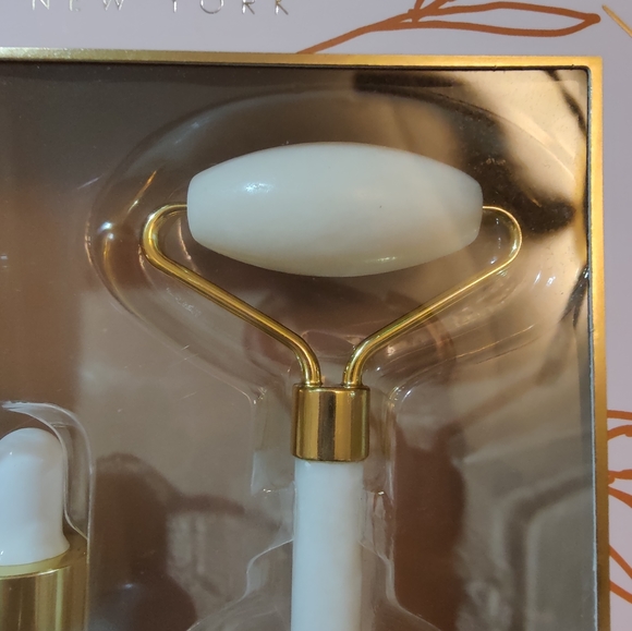 NIB Nicole Miller Facial Roller and Serum. - Picture 5 of 6